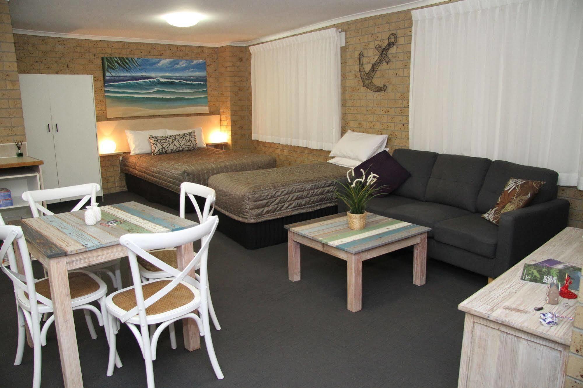 Tweed Harbour Motor 3*