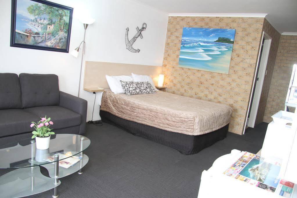 Tweed Harbour Motor 3*